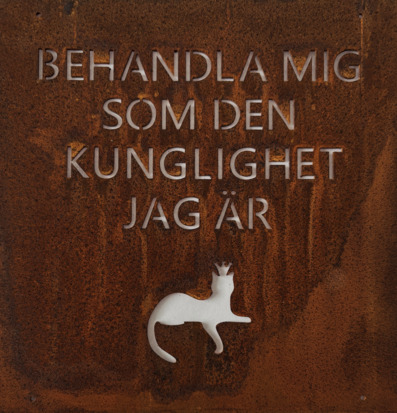 Bild: Rostig metallskylt med text och kunglig katt