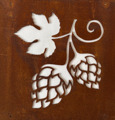 Bild på rostig metallskylt med humlemotiv, närbild