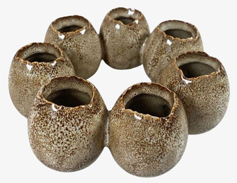 Foto: Kransformad keramikvas med sju behållare