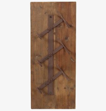 Foto av väggmonterat vinställ i trä med metallhållare