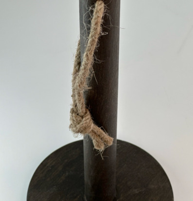 Foto: Svart pappershållare med rund fot och jute﻿﻿snöre