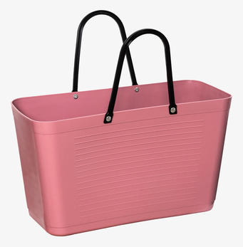 Foto varmrosa plastbärkasse med svarta handtag frilagd