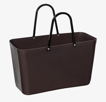 Foto: Brun plastväska med svarta handtag, tom korg