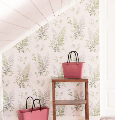 Bild: Varmrosa plastväska i ljus inomhusmiljö