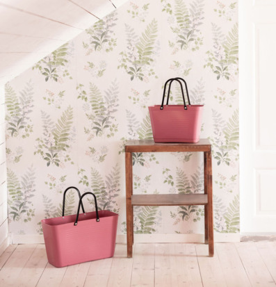 Foto: Varmrosa plastväska med svarta handtag inomhus