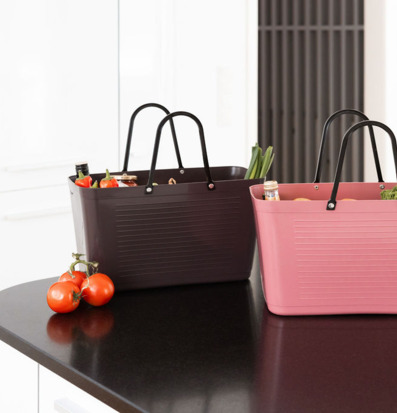 Foto: Köksmiljö med plastkassar och tomater framåt