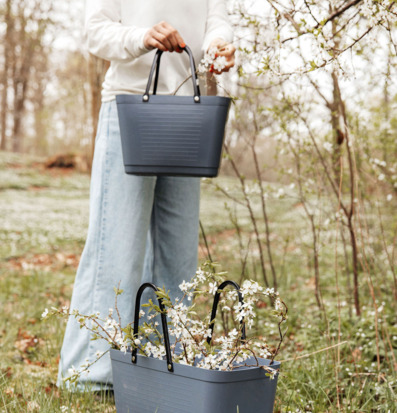 Foto: Duvblå liten kasse i vårnatur med blommor