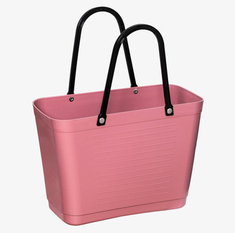 Foto: Varmrosa plastkorgväska med svarta handtag