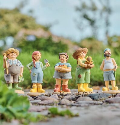 Foto: Trädgårdsfigurer med spade, korg och slang