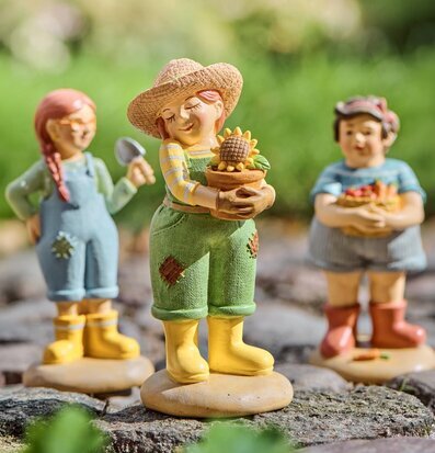 Bild: Trädgårdsfigurer med solros och skördekorg