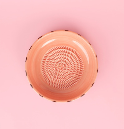 Foto: Rosa keramisk rivskål med spiralräfflor ovanifrån