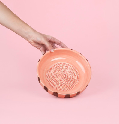 Foto: Keramisk rosa rivskål med spiralrivyta 2026