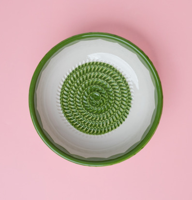Foto av keramikfat med grön spiralformad rivyta