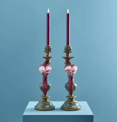 Foto: Två papegojljusstakar rosa med patina på blå kub