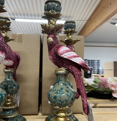 Foto: Dekorativ ljusstake med papegoja i plommonfärg