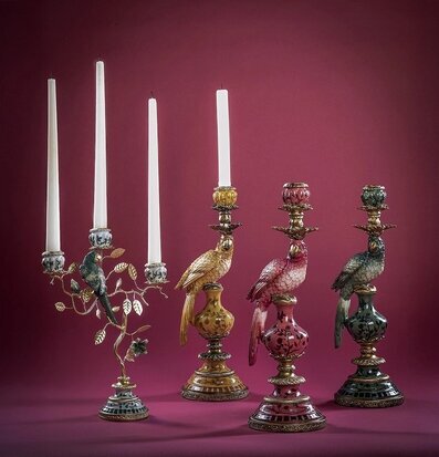 Foto: Ljusstakar med papegojor och kronljus i studio