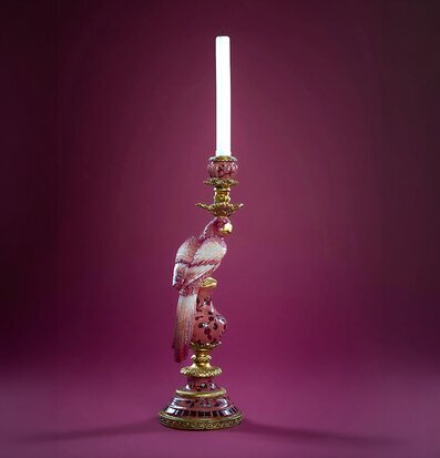 Foto: Plommonrosa ljusstake med papegoja i guld