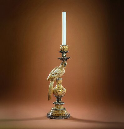 Bild på ljusstake med papegoja och vitt stearinljus