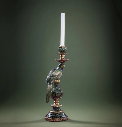 Foto: Grön ljusstake med papegoja och ornamentad fot