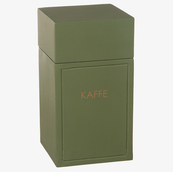 Foto: Grön trälåda med lock och texten KAFFE
