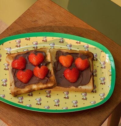 Foto: Snobbenmönstrad tallrik med chokladtoast 