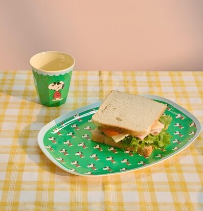 Foto: Grön Snobben-tallrik och mugg på dukat bord
