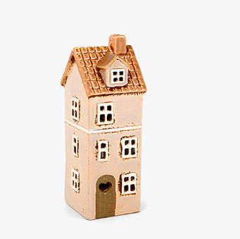Foto på beige husformad ljuslykta med hjärtöppning