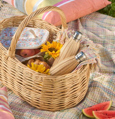 Foto: Picknickkorg med termosar, frukt och filt ute