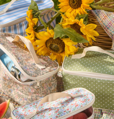 Foto: Somrig picknick med blommiga kylväskor och mat