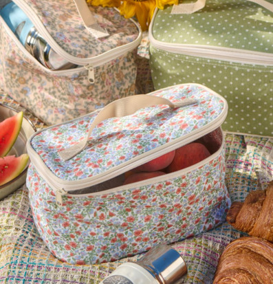 Foto: Picknick med blommig kylväska och fruktmat