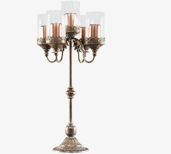 Foto av kandelaber med cylinderglas och blockljus