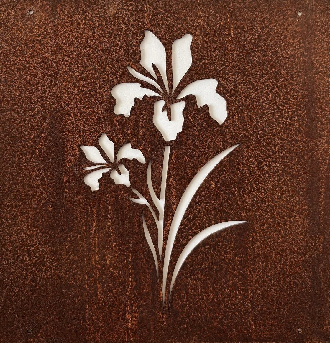 Foto: Rostig metallskylt med utskuren irisblomma