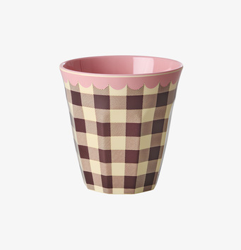 Foto av rosa melaminmugg med rutigt mönster på vit bakgrund