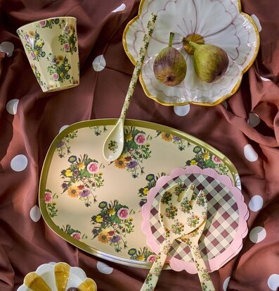 Foto: Retro dukning med blommigt porslin och fikon