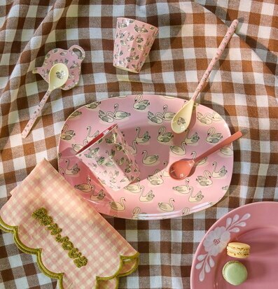 Foto: Rosa dukning med svanmönster och macarons