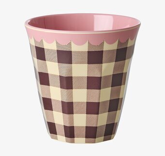 Foto på rosa melaminmugg med rutmönster framifrån