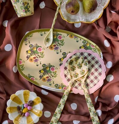 Foto: Retro dukning med blommiga tallrikar och fikon