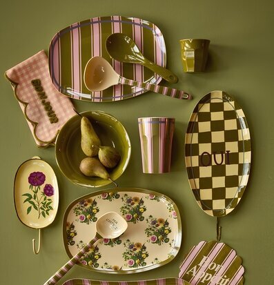 Bild: Stylad flatlay dukning med randiga fat och skedar