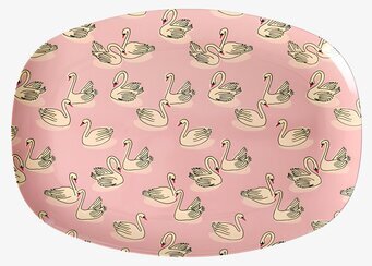 Foto: Rosa oval melamintallrik med svanmönster