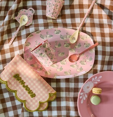 Foto: Rosa dukning med svanar, skedar och macarons
