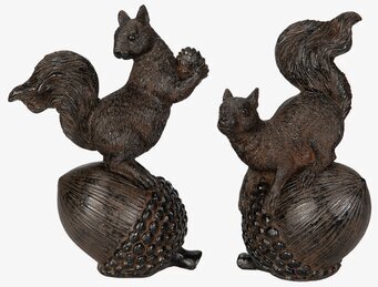 Foto: Två ekorrfigurer på ekollon mot vit bakgrund