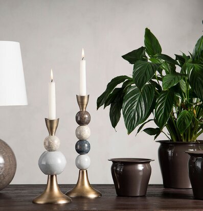 Foto: Ljusstakar med kronljus, lampa och växt inomhus