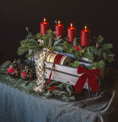 Foto: Julstilleben med blomlåda, ljus och grankvistar
