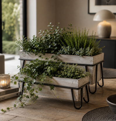 Foto: Två blomlådor på stativ med gröna växter