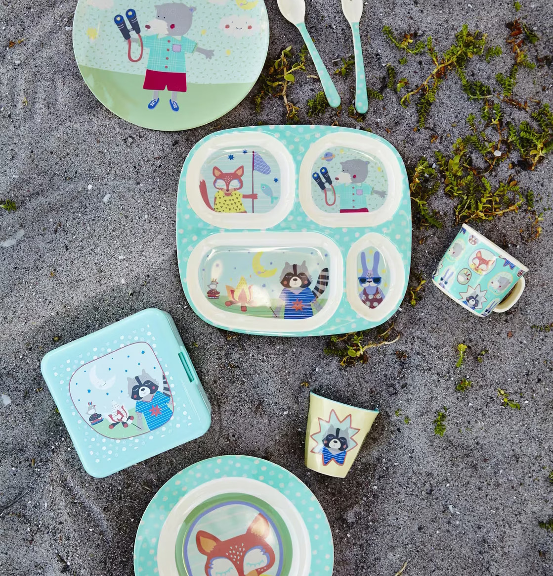 Bild av lekfull barnservis i naturnära utomhusmiljö