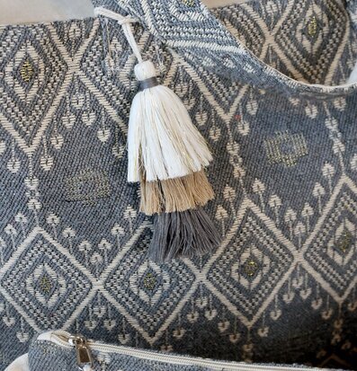 Foto: Jacquardväska grå/beige med tofs och dragkedja
