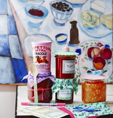 Bild av färgglada syltburkar och lantlig frukostscen