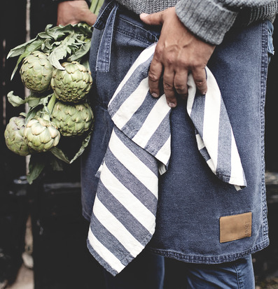 Bild av rustik vardagsscen med denim och kronärtskockor