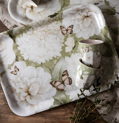 Foto: Grön bricka med hortensia och fjärilar ovanifrån