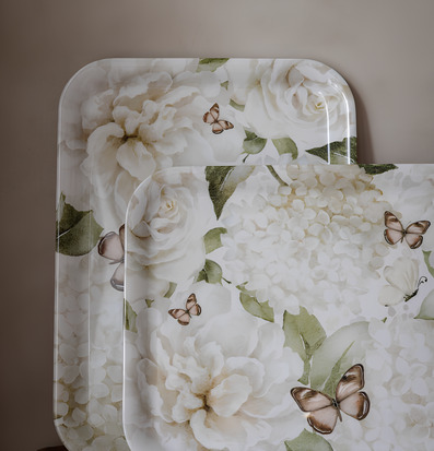 Foto på serveringsbrickor med blommor och fjärilar